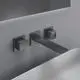 Wandmontierte Armatur mit eckigen Rosetten und einem flachen Auslauf in Magnetic Grey von Ideal Standard, für den Einsatz im Badezimmer konzipiert.